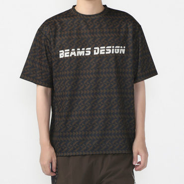 総柄グラフィックTシャツ