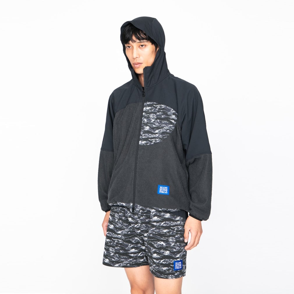 BEAMS DESIGN RUNNING FORCES ナイトカモ フーディー(ブラック-S)