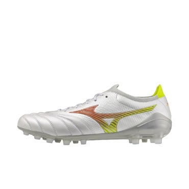 素足感覚”はどこまで進化したのか。第5世代「MORELIA NEO V JAPAN」を