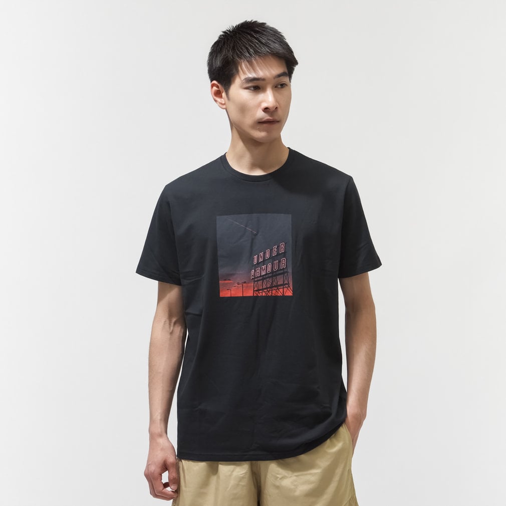 UAパフォーマンスコットン ネオン グラフィック ショートスリーブ Tシャツ(ブラック-S)