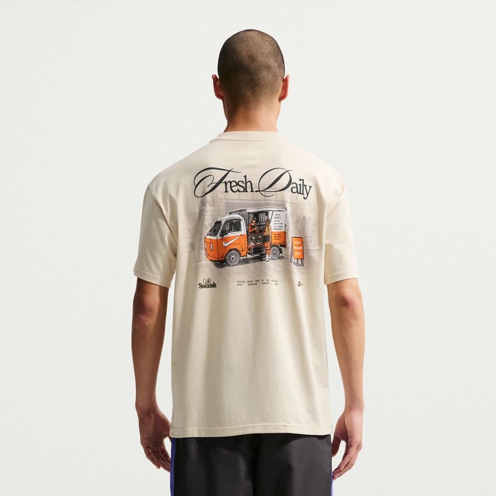 NSW LSE CAFE SWOOSH V S/S Tシャツ(サンド-S)