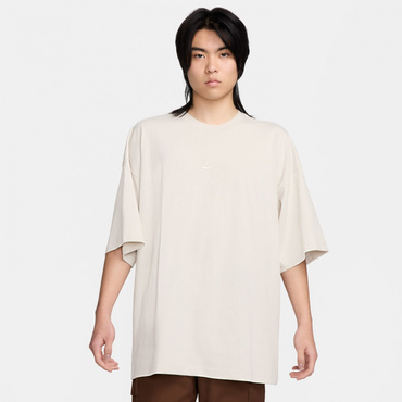 NSW OS PREM エッセンシャル SU S/S Tシャツ