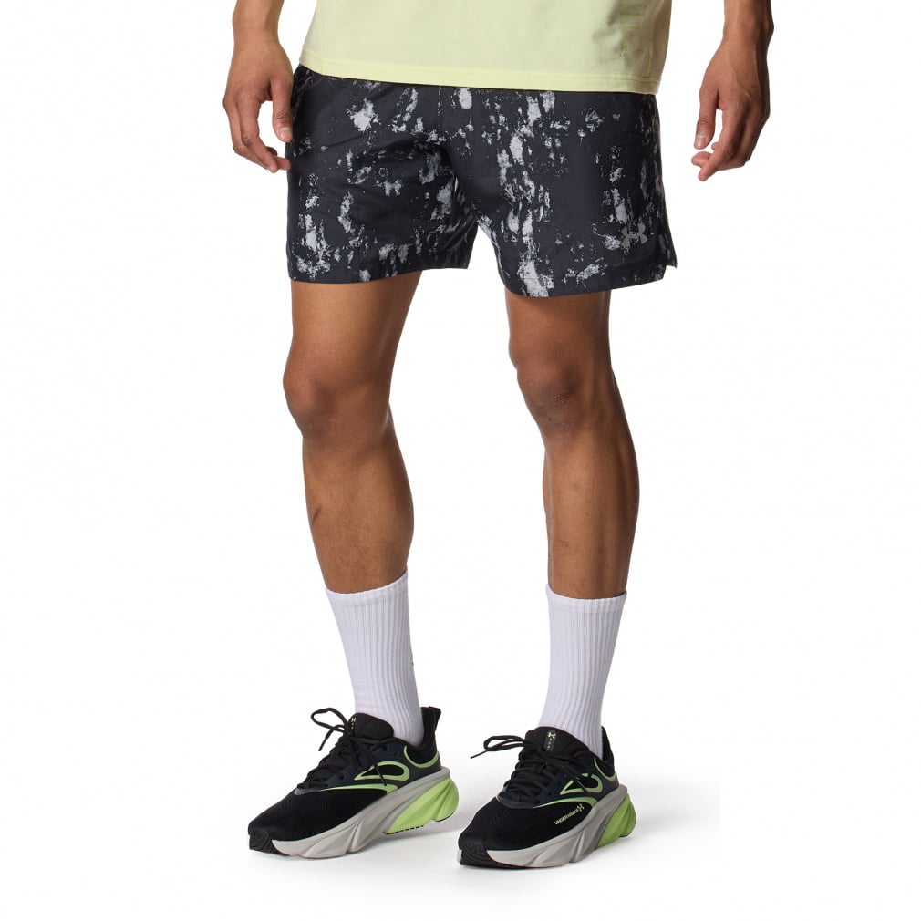 UAウーブン マルチ ポケット プリント ショーツ(ブラック-S)