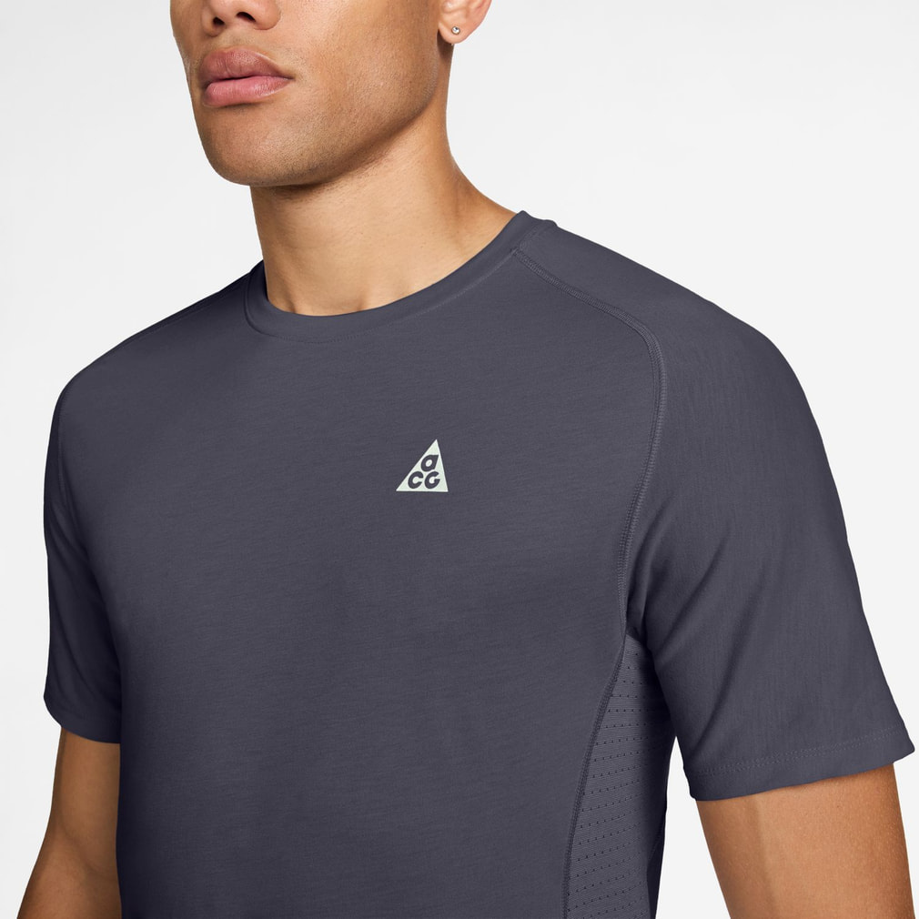 美品　NIKE Dri-Fit ランニング　トレイル　トレーニング　ウォーキング ナイキ メンズ ランニングウェア 半袖Tシャツ ACG ソーラー チェイス