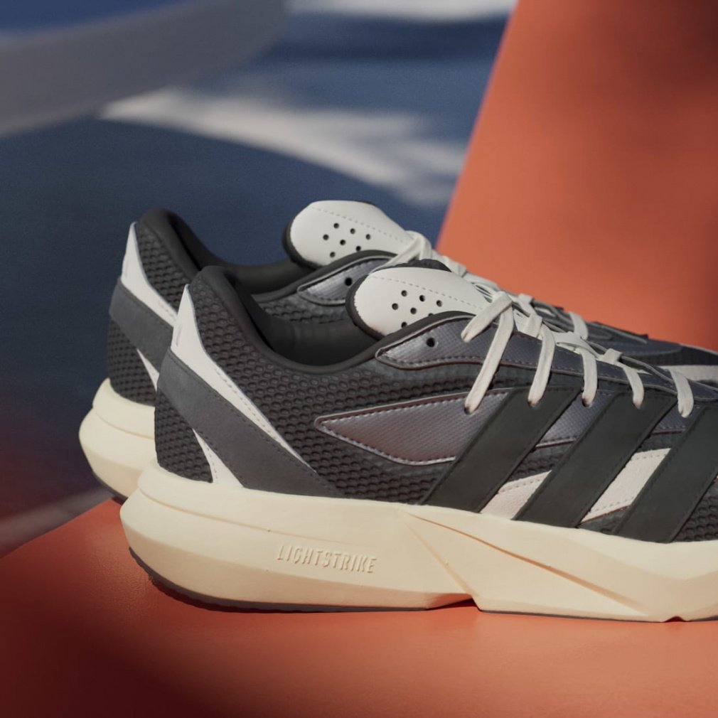 アディダス LIGHTBLAZE U JR7214 メンズ スニーカー ： ブラック