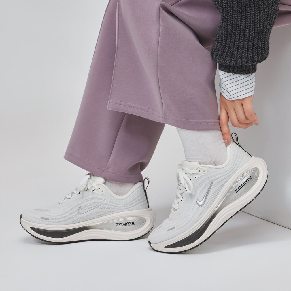 NIKE ナイキ ランニングシューズ VOMERO PLUS スニーカー 白 ナイキ VOMERO PLUS ボメロプラス ESS IO9916-101 レディス 陸上