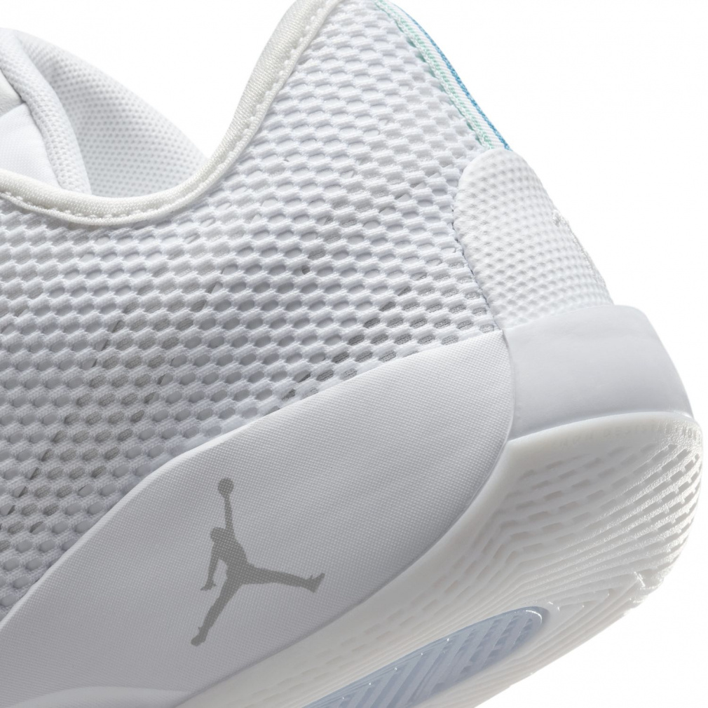 ジョーダン LUKA 77 Triple White PF ルカ 77 Triple White PF IF1611